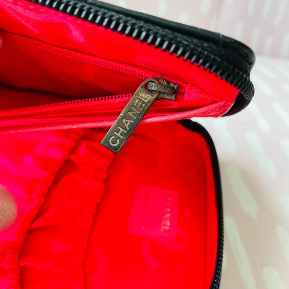 CHANEL LOGO LAMBSKIN ZIP AROUND CLUTCH POUCH COSMETIC WRISTLET RARE - FIRM PRICE - Picture 10 of 14